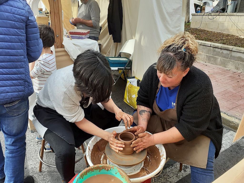 Silvia en su taller con el torno