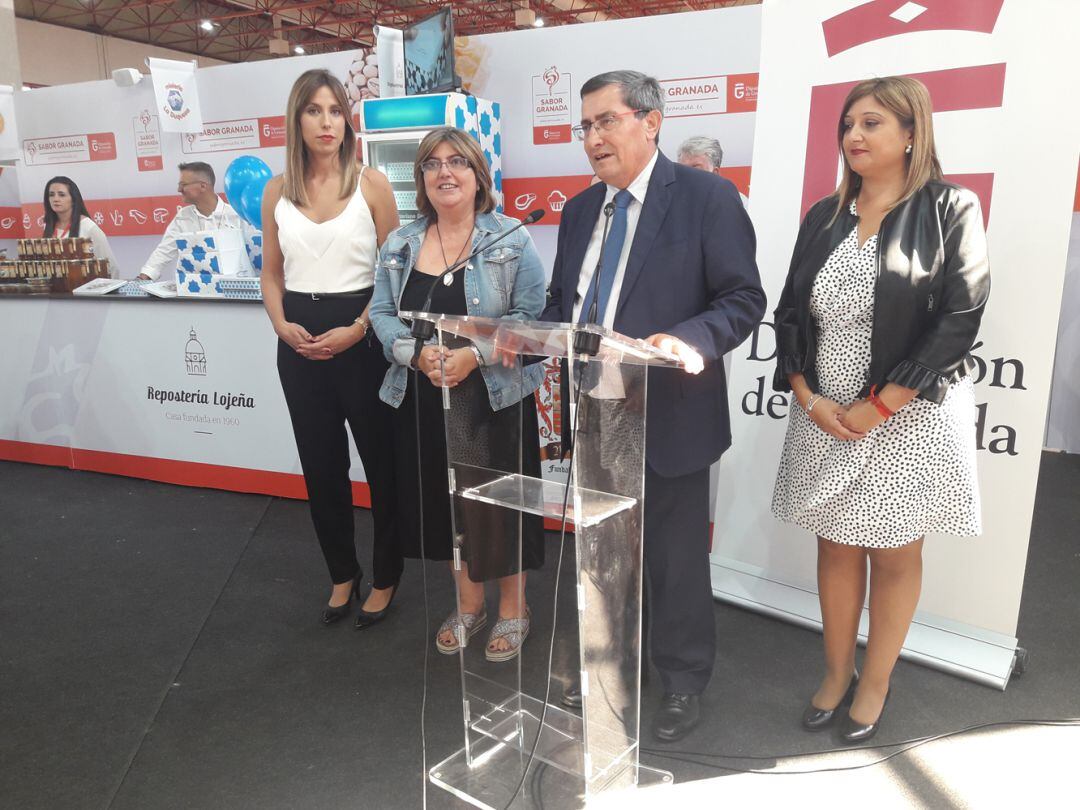 De izquierda a derecha: La consejera delegada de Fermasa, Paqui Fernández; la diputada de Empleo y Desarrollo, Ana Muñoz; el presidente de la Diputación, Pepe Entrena; y la presidenta de Fermasa y alcalde de Armilla, Loli Cañavate