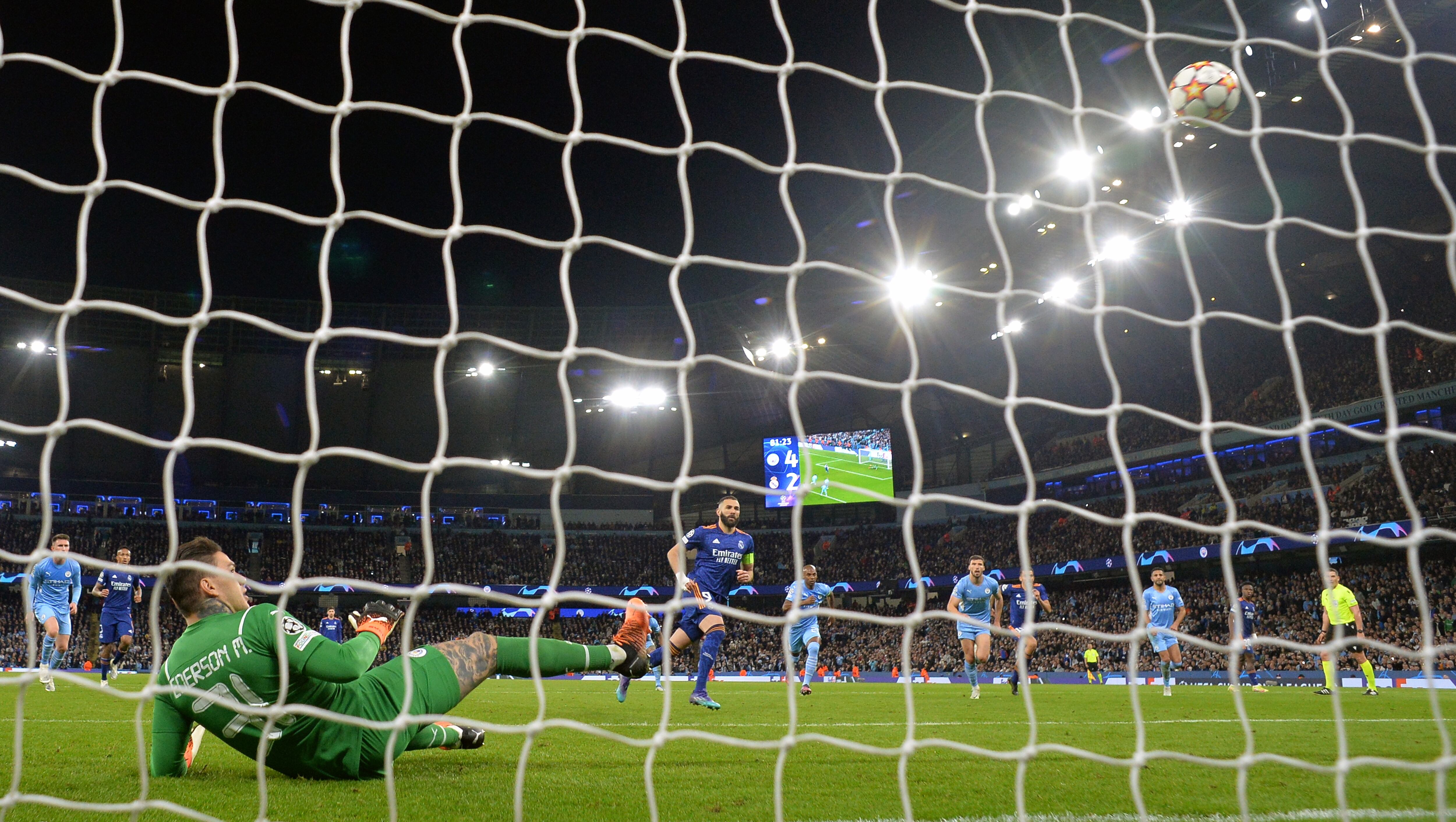 Karim Benzema anotando el penalti que supondría el 4-3 entre Manchester City y Real Madrid.