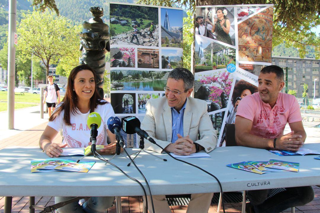 Loli Artuñedo, presidenta de l&#039;UPTTE; Salomó Benchluch, conseller de Cultura del comú d&#039;Escaldes-Engordany, i José Martín, president de l&#039;Esbart Santa Anna.