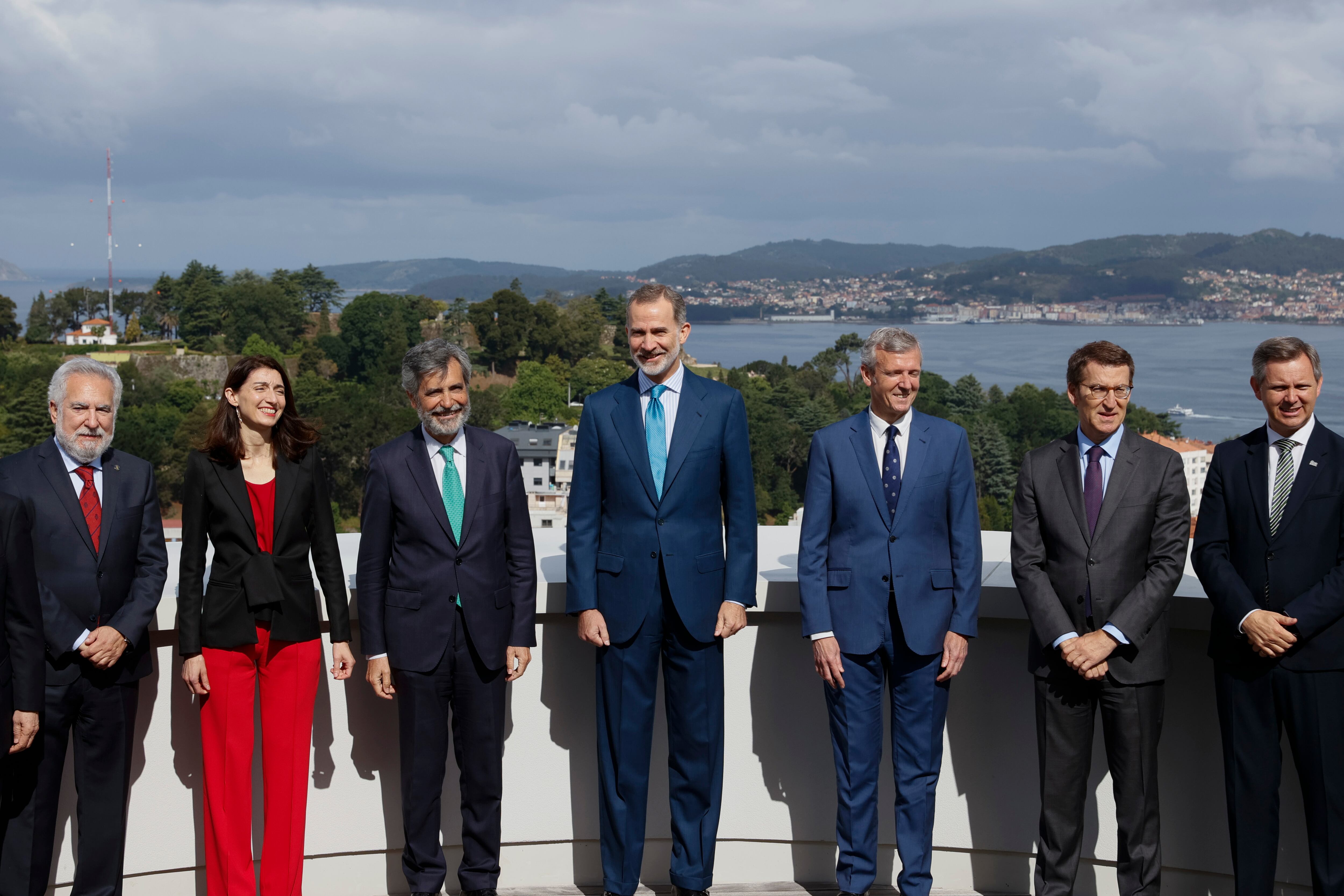 VIGO, 24/05/2022.- El rey Felipe VI, el presidente del Tribunal Supremo y del Consejo General del Poder Judicial, Carlos Lesmes, y el arquitecto Alfonso Penela, entre otros, durante la foto de familia este lunes en la inauguración en la Ciudad de la Justicia de Vigo. EFE/ Lavandeira Jr
