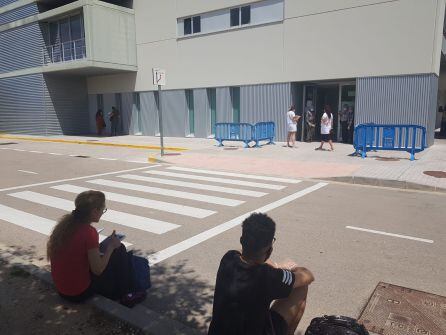 Familiares de pacientes esperando a las puertas del hospital de Gandia