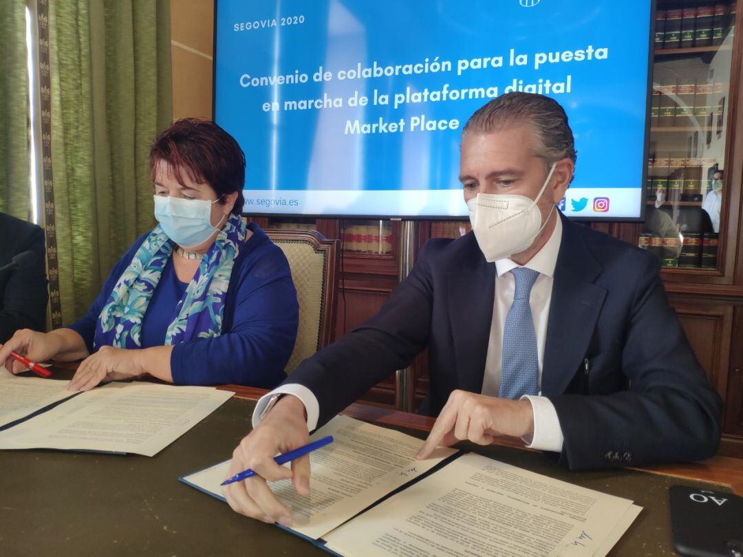 Clara Luquero y Andrés Ortega firman el convenio