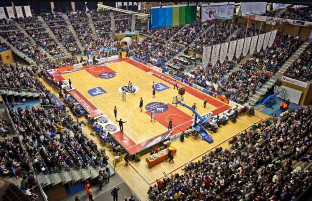 Imagen del Fontes do Sar lleno, como a buen seguro estará el domingo para el duelo entre Obradoiro y Real Madrid