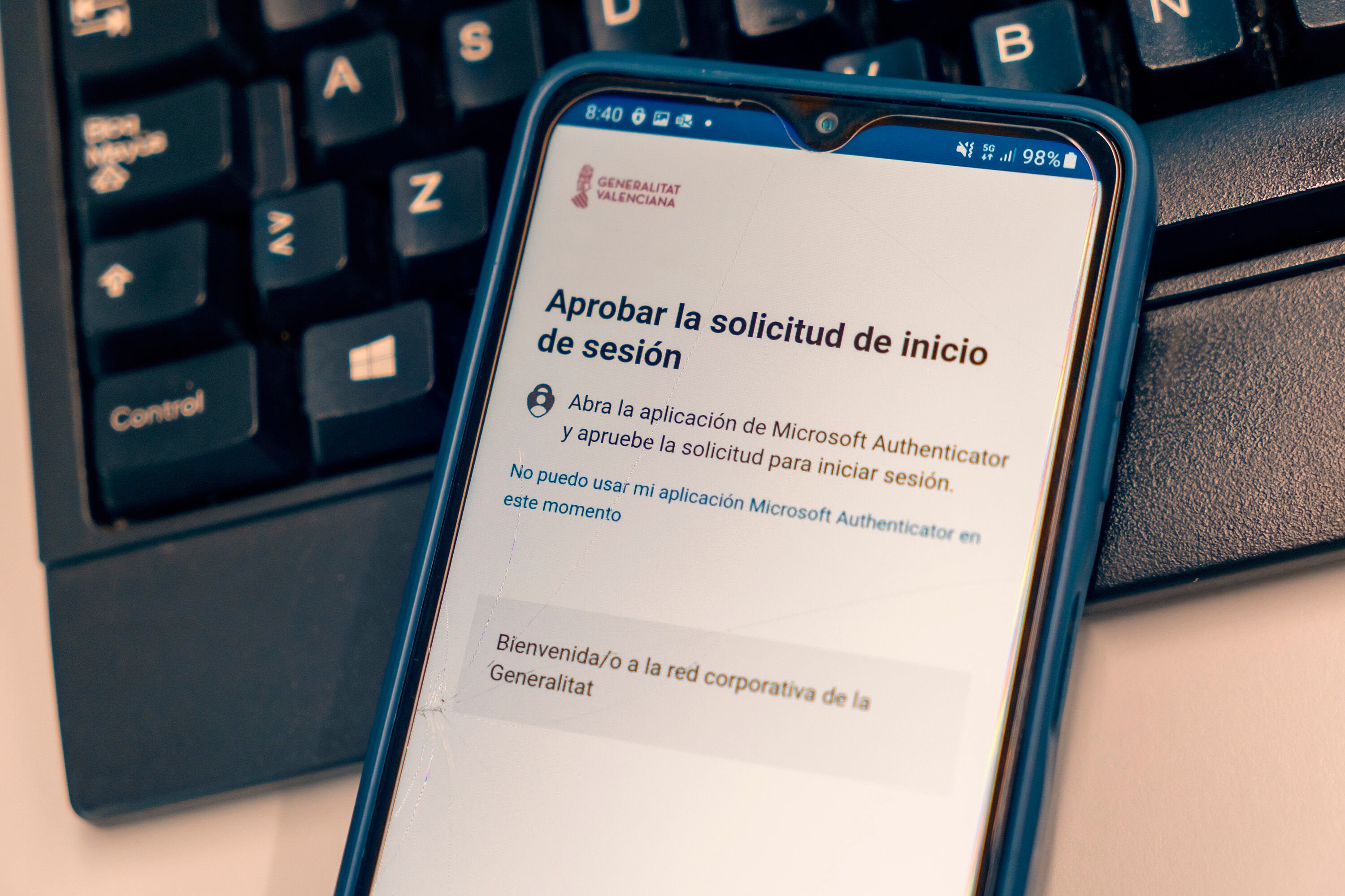 El doble factor es una medida de seguridad para garantizar la autenticidad de la identidad en el control de acceso