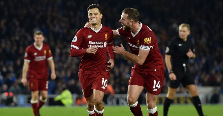 Coutinho y Henderson celebran uno de los goles del Liverpool