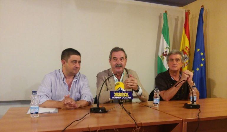 Francisco Reyes(i) presenta al ponente de la charla sobre el cocodrilo marino de Bedmar, el profesor Pedro A. Ruiz(c)