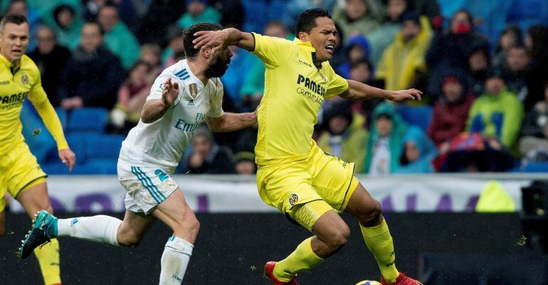 Dani Carvajal pugna por llevarse la pelota ante Carlos Bacca