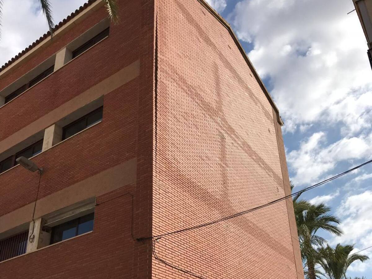 El PP exige una solución para la grieta de la fachada del colegio Jaume I