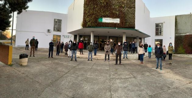 Los profesores del IES Heliche, en Olivares, se han concentrado a las puertas del centro, como muestra de apoyo al compañero agredido