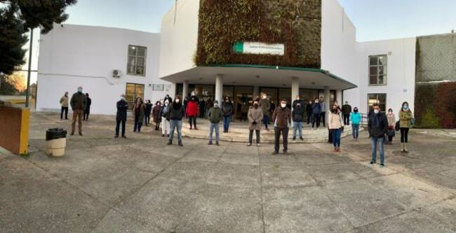 Los profesores del IES Heliche, en Olivares, se han concentrado a las puertas del centro, como muestra de apoyo al compañero agredido