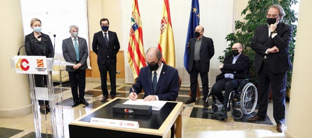 Lambán y los agentes sociales, en la firma de la declaración institucional sobre la financiación autonómica