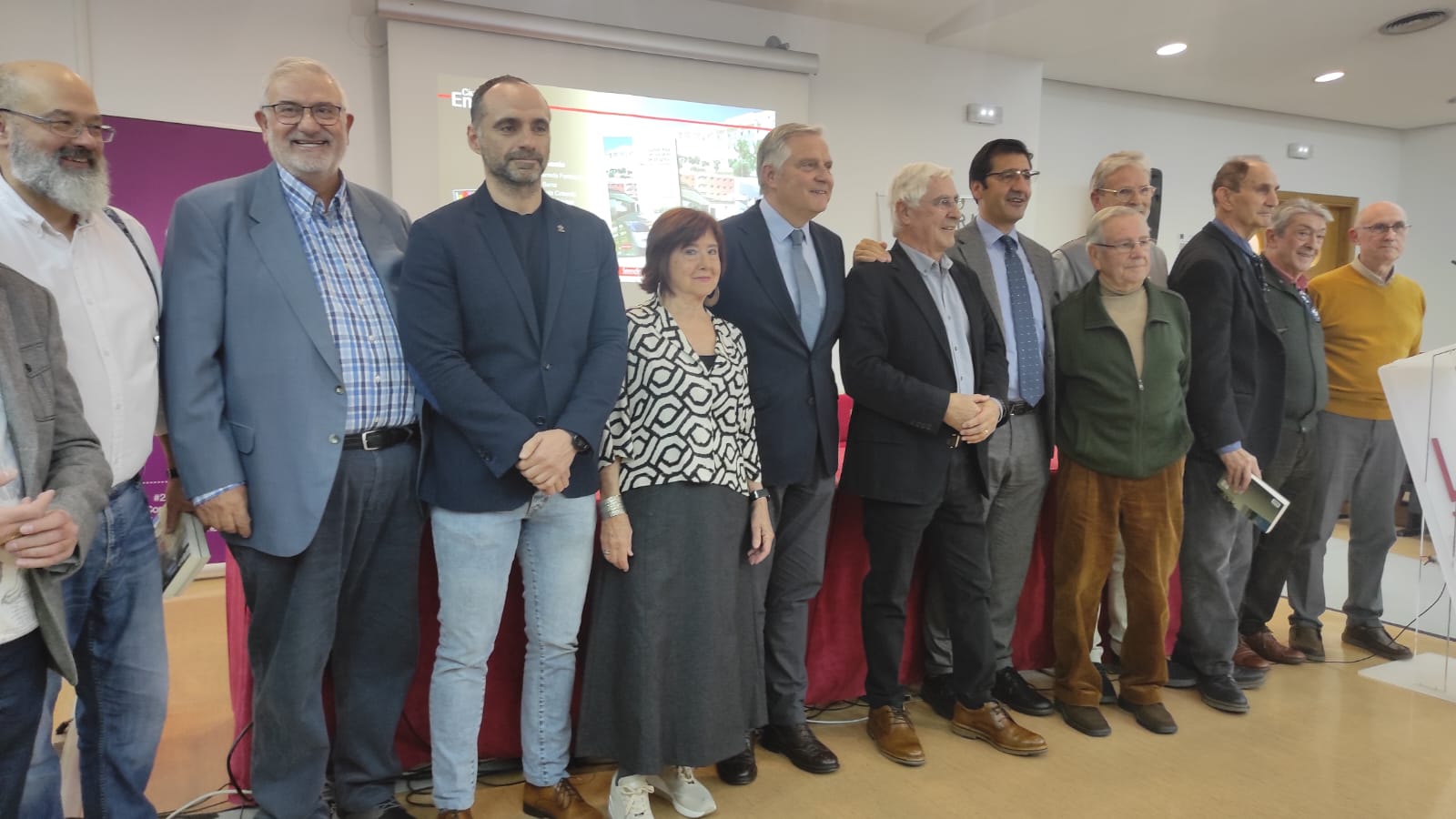 Jose María Barreda, el coordinador del libro con los autores y autoridades en el aula magna de la Facultad de Letras