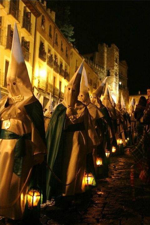 Cofradía de la Virgen del Rosario y paso La Oración en el Huerto, del barrio de San Lorenzo