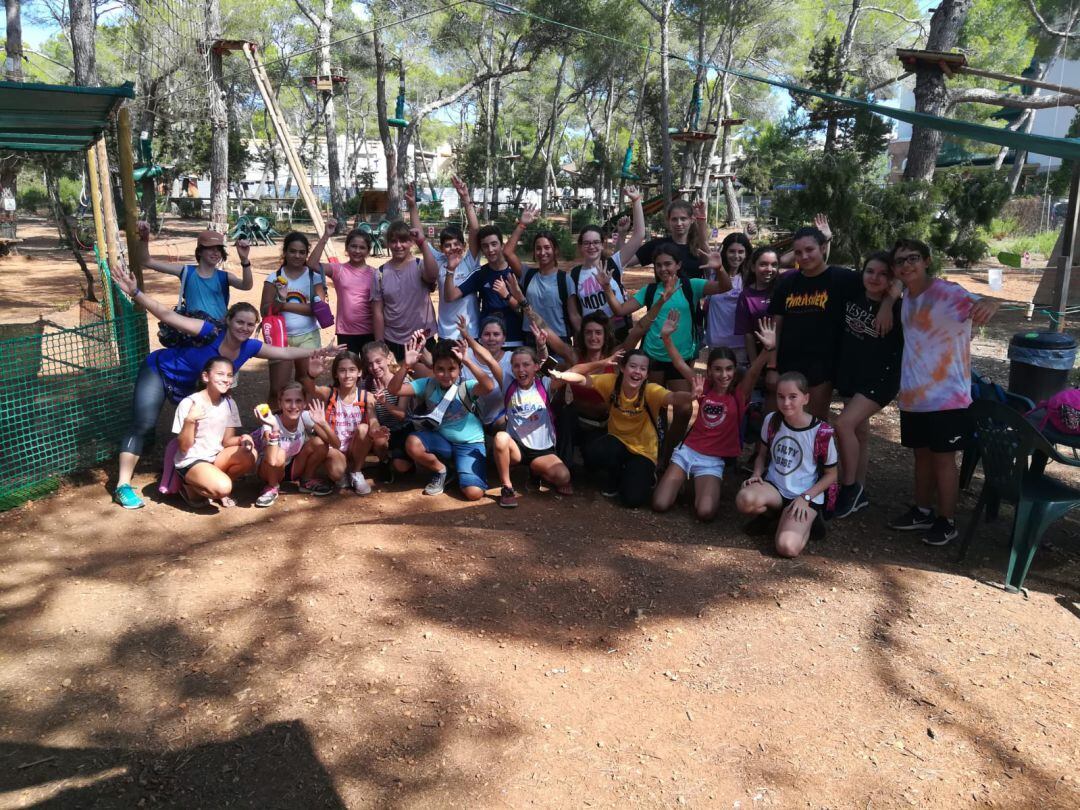 Imagen de archivo de estudiantes de Sant Josep participando en una actividad del Ayuntamiento