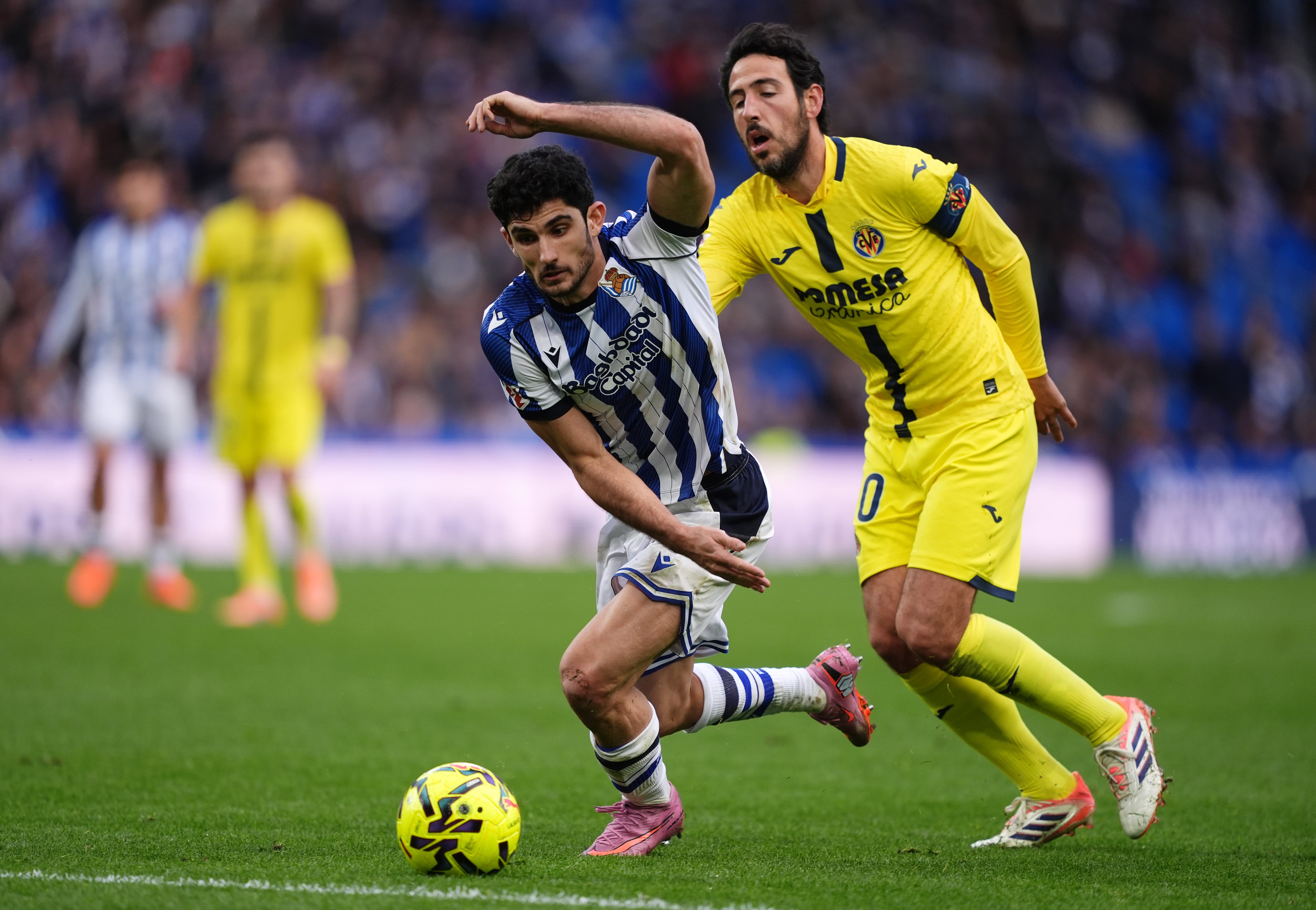 Guedes y Parejo pugnan por la pelota en el Real Sociedad - Villarreal