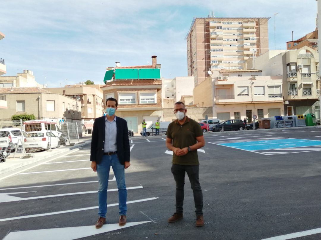 El alcalde de Elda y el edil de Servicios Generales en el aparcamiento de la calle Aragón 