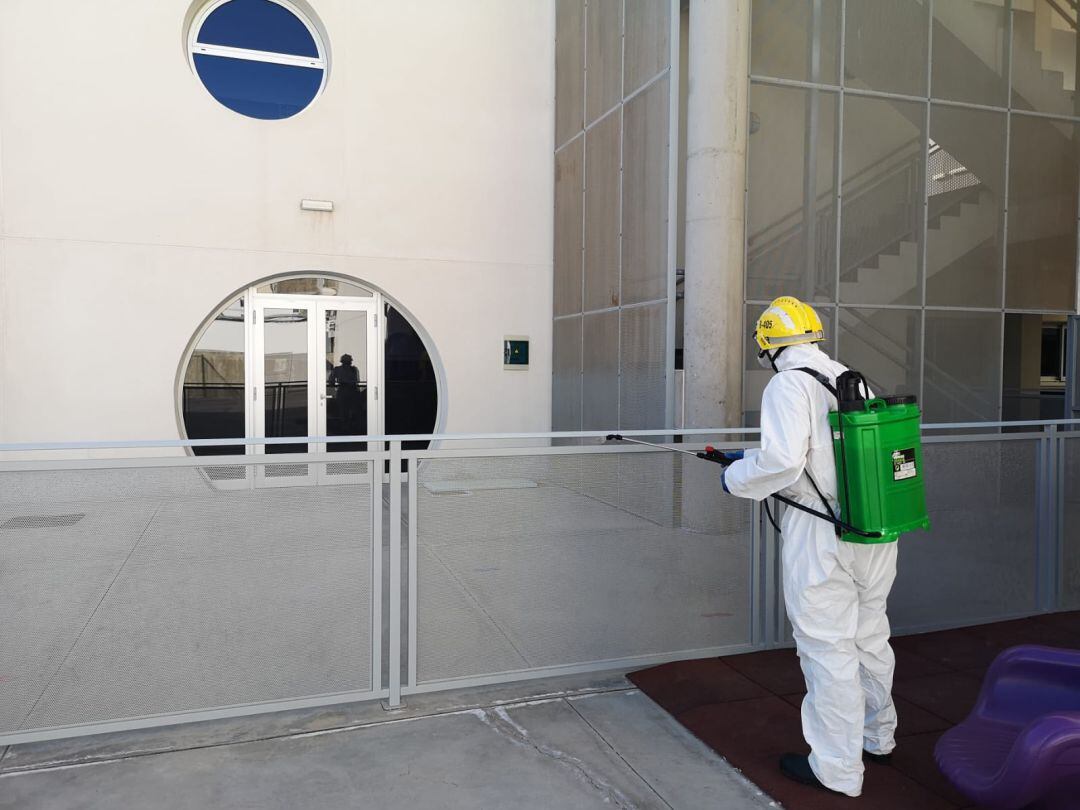 La desinfección se realiza a través del Consorcio de Seguridad y Emergencias, con el apoyo de la Unidad Militar de Emergencias (UME).