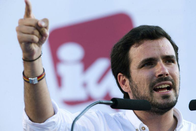 GRA420. MÁLAGA, 20/05/2015.- El candidato de IU a la Presidencia del Gobierno, Alberto Garzón, durante su intervención en un mitin hoy en Málaga. EFE/Jorge Zapata