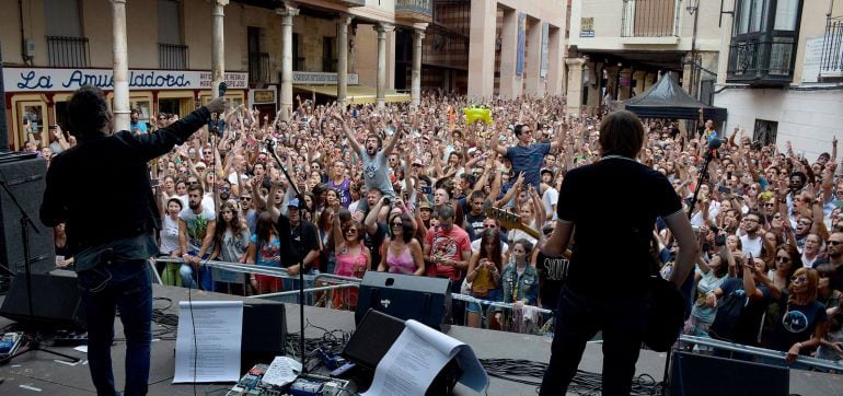 La Habitación Roja, durante el concierto sorpresa en la Plaza del Trigo