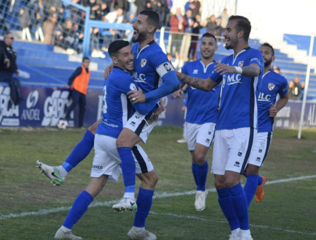 Rosales celebra con sus compañeros el primer tanto frente al Alhaurín