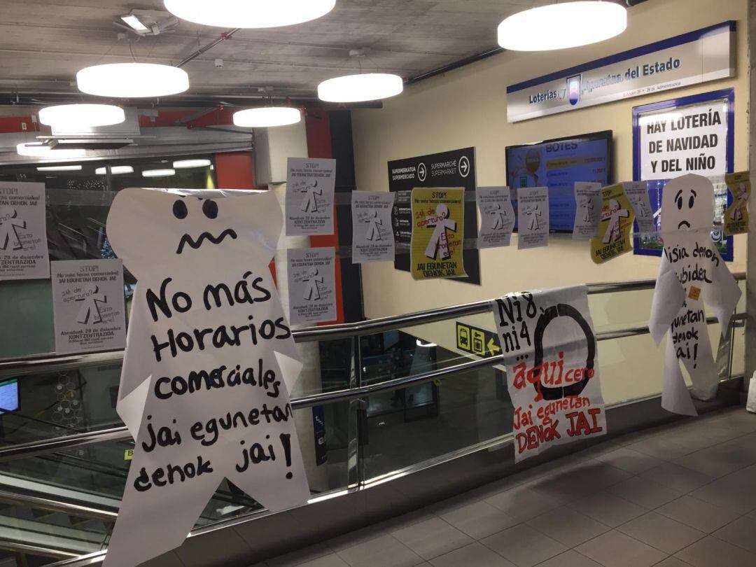 La Plataforma Denok Jaietan Jai se manifestaba junto al BM Rapid de la estación de autobuses de San Sebastián.