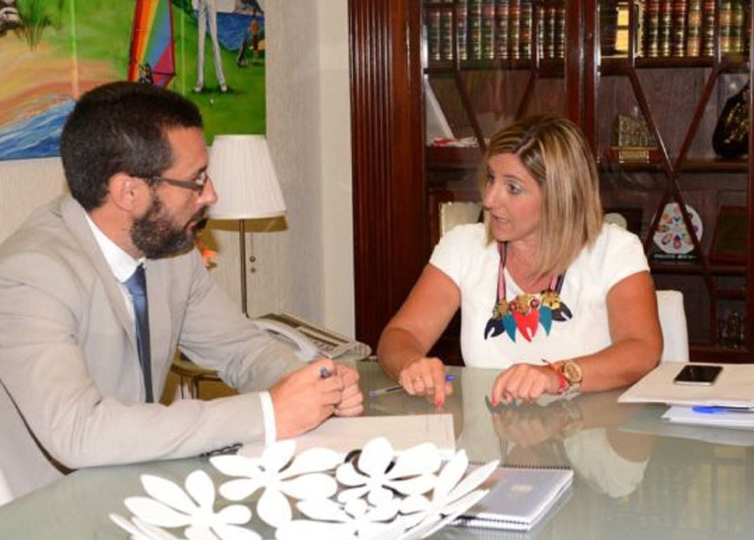 Juan Franco, alcalde de La Línea e Irene García, presidenta de la diputación de Cádiz, durante una reunión en el anterior mandato