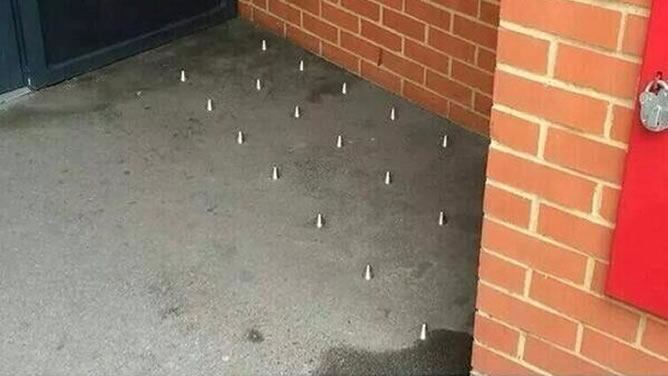 Pinchos instalados en la puerta de un bloque de viviendas de Londres para disuadir a indigentes de dormir allí