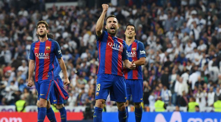 Jordi Alba celebra la victoria azulgrana en el Bernabéu