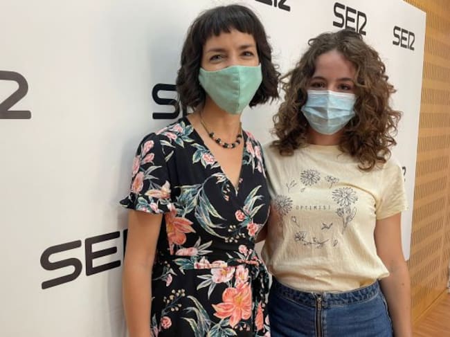 Anna Gil Wittke (izquierda) y Olga Torres (derecha) en los estudios de Radio Murcia