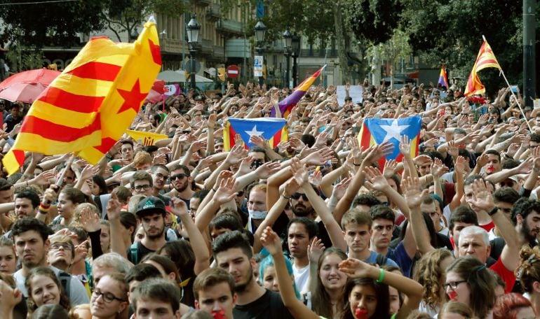 Unos 15.000 estudiantes se han concentrado este mediodia en el centro de Barcelona para protestar por la intervención policial y las cargas que se efectuaron en la jornada de este domingo en Cataluña