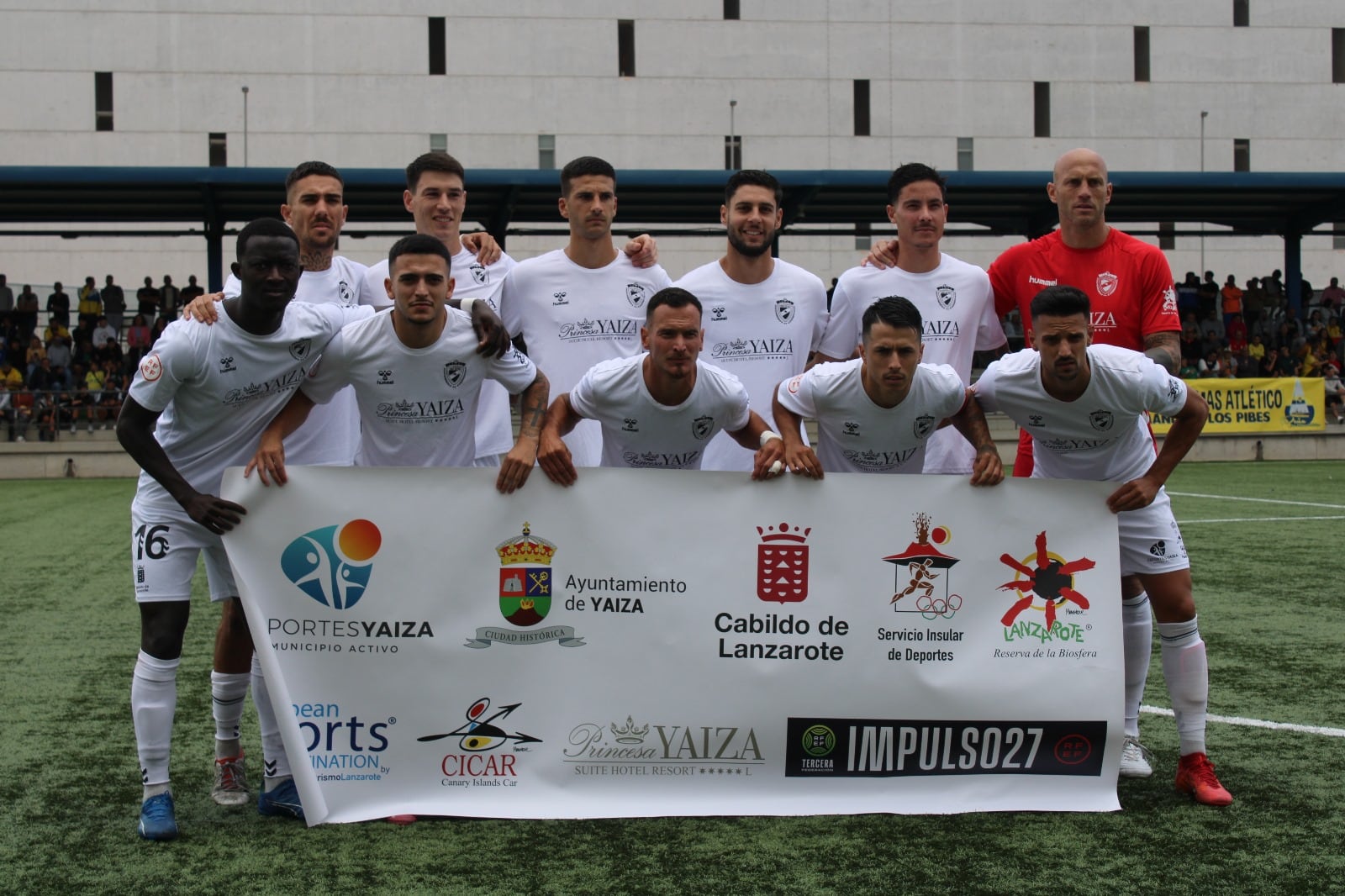 Equipo inicial del Unión Sur Yaiza en el campo de Las Palmas Atlético.