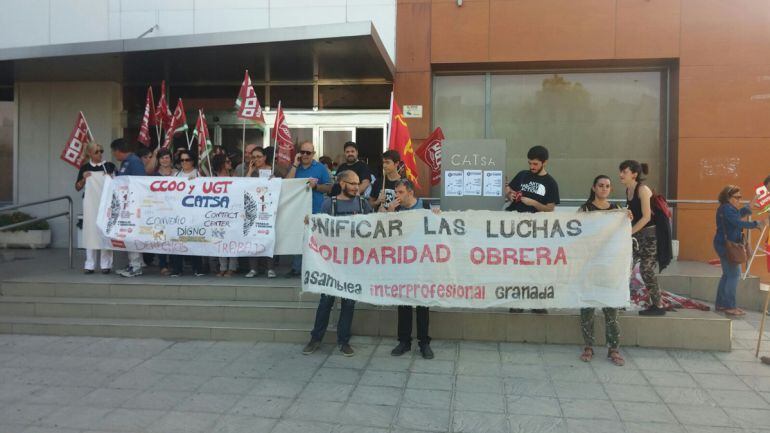 Concentración de trabajadores de telemárketing en huelga este jueves ante la empresa CATSA en Armilla (Granada)