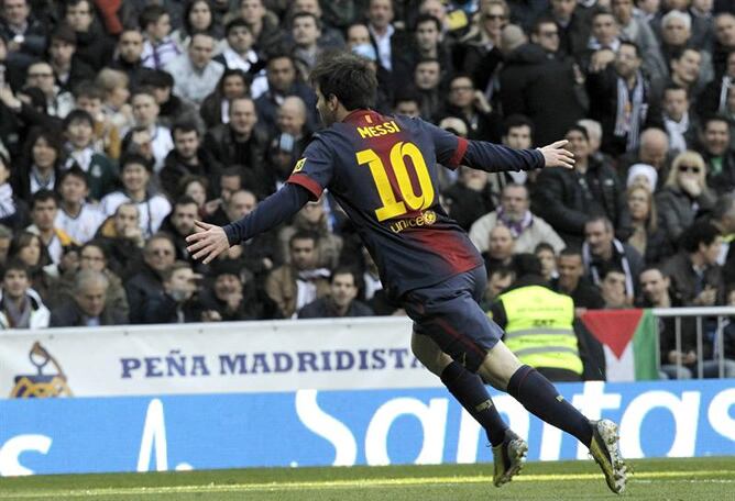 El delantero argentino del Barcelona Lionel Messi celebra su golfrente al Real Madrid, el del empate 1-1, durante el partido correspondiente a la vigésima sexta jornada de liga en Primera División.