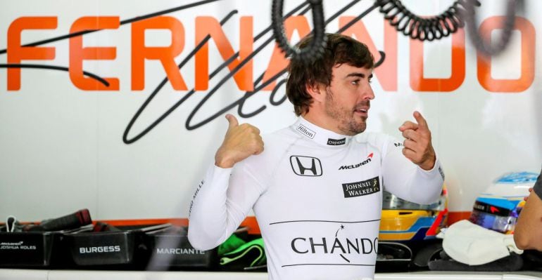 Fernando Alonso, en el box de McLaren durante un Gran Premio