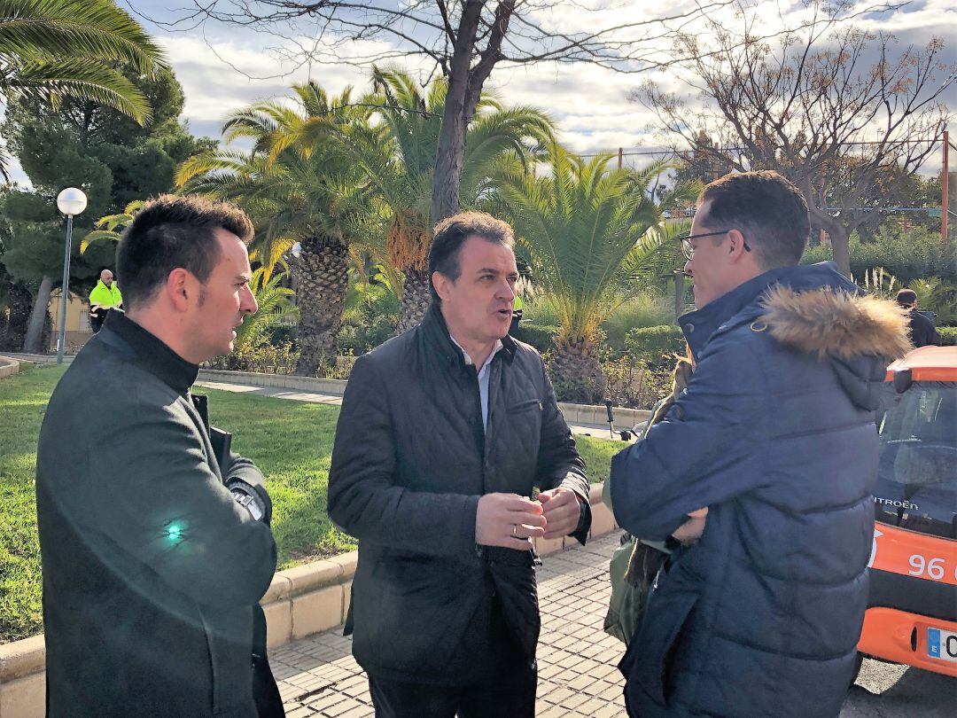 El alcalde de Elda y el concejal de mantenimiento en el parque El Mere de Elda
