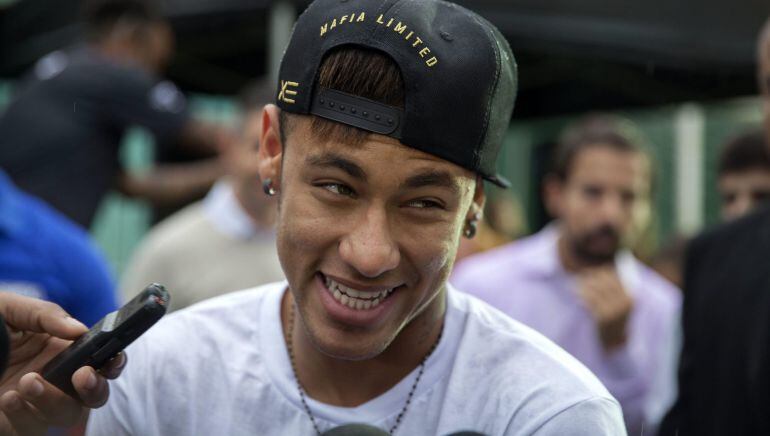 El delantero brasileño Neymar Jr. atiende a los medios durante un acto benéfico en Praia Grande (Brasil)