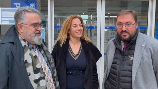 Javier Santamaría, Guadalupe de la Mata y Alberto Serrano, ante las puertas de la Junta de La Latina en Madrid