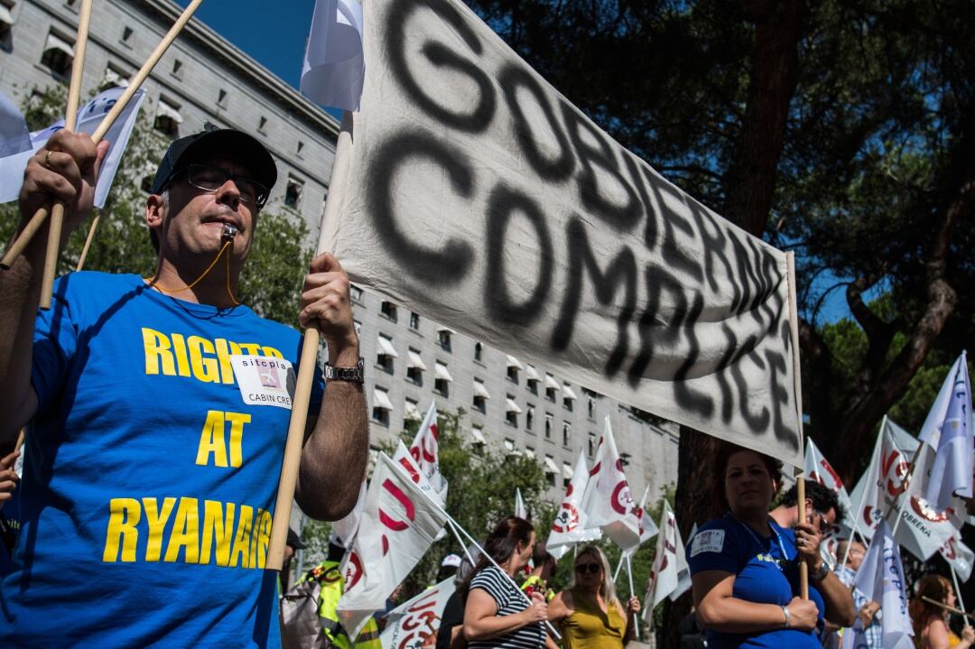 Los tripulantes de cabina de Ryanair protestan durante su segundo día de huelga convocada por el Sictpla y USO contra el cierre de las bases aéreas de la compañía en Tenerife Sur, Gran Canaria y Lanzarote, además de Girona, en Cataluña.