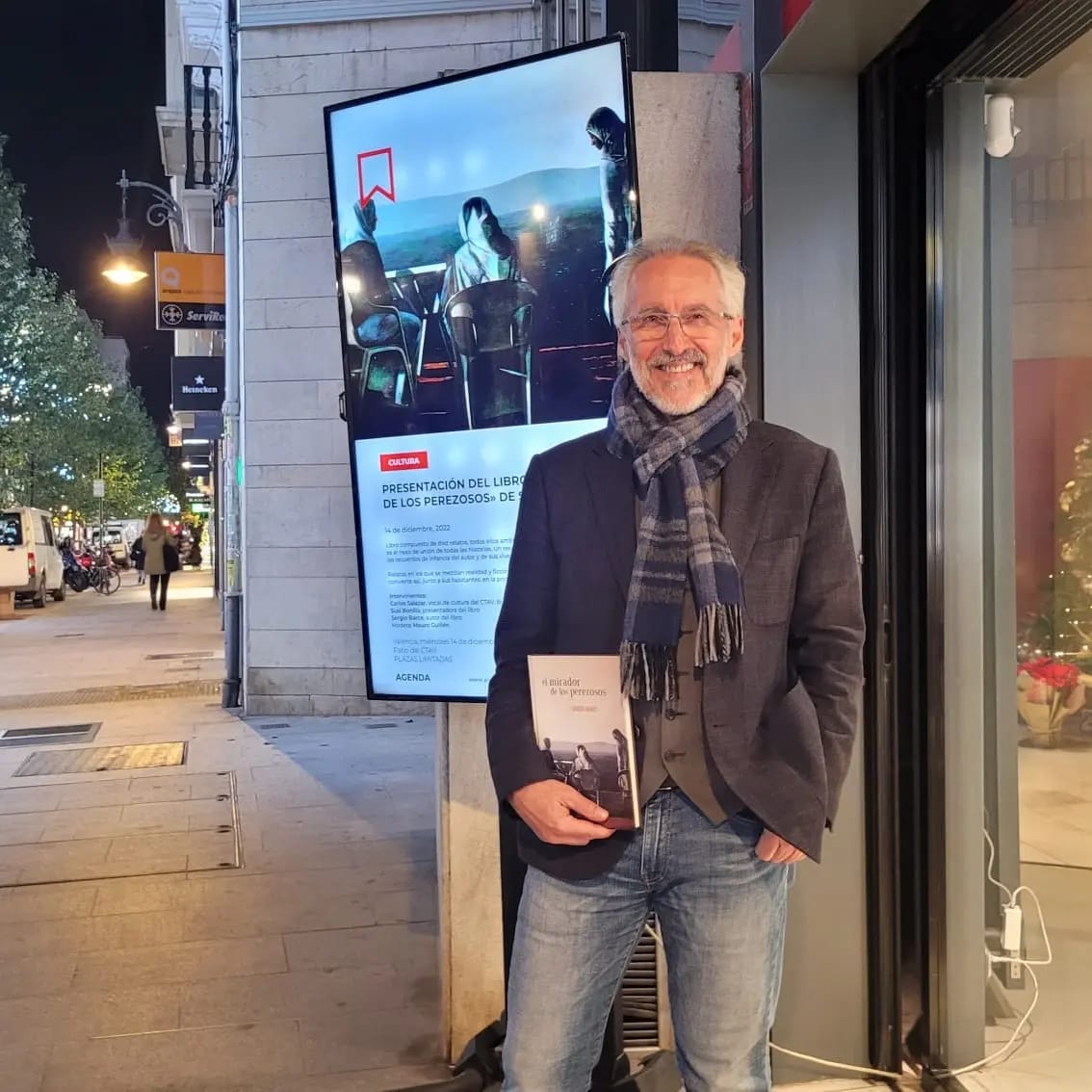 El escritor Sergio Barce con su libro de relatos &quot;El mirador de los perezosos&quot;