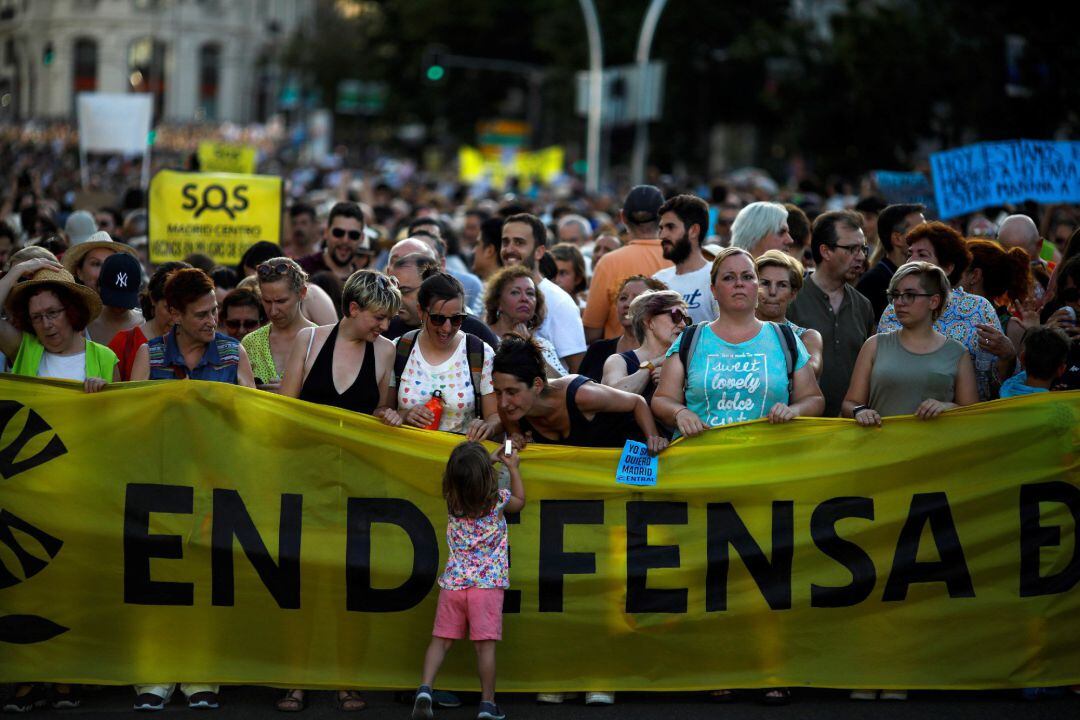 Vista general de la manifestación este sábado desde la plaza de Callao a Cibeles, convocada por la Plataforma en Defensa de Madrid Central, en apoyo a este área de baja emisiones y para pedir que no que se reconvierta, como ha prometido el gobierno de PP y Ciudadanos en el Ayuntamiento de Madrid. 