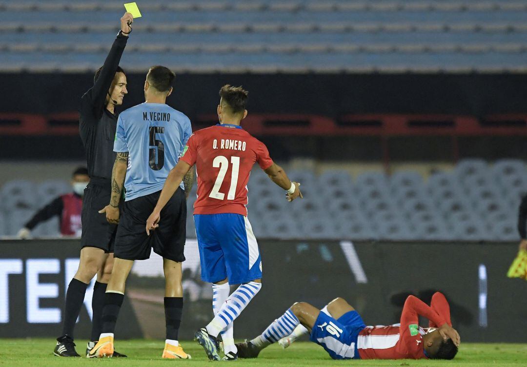 Miguel Roldán amonestando a Matías Vecino, centrocampista de Uruguay