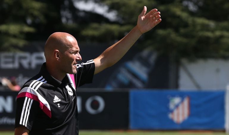 Zidane da indicaciones a sus jugadores