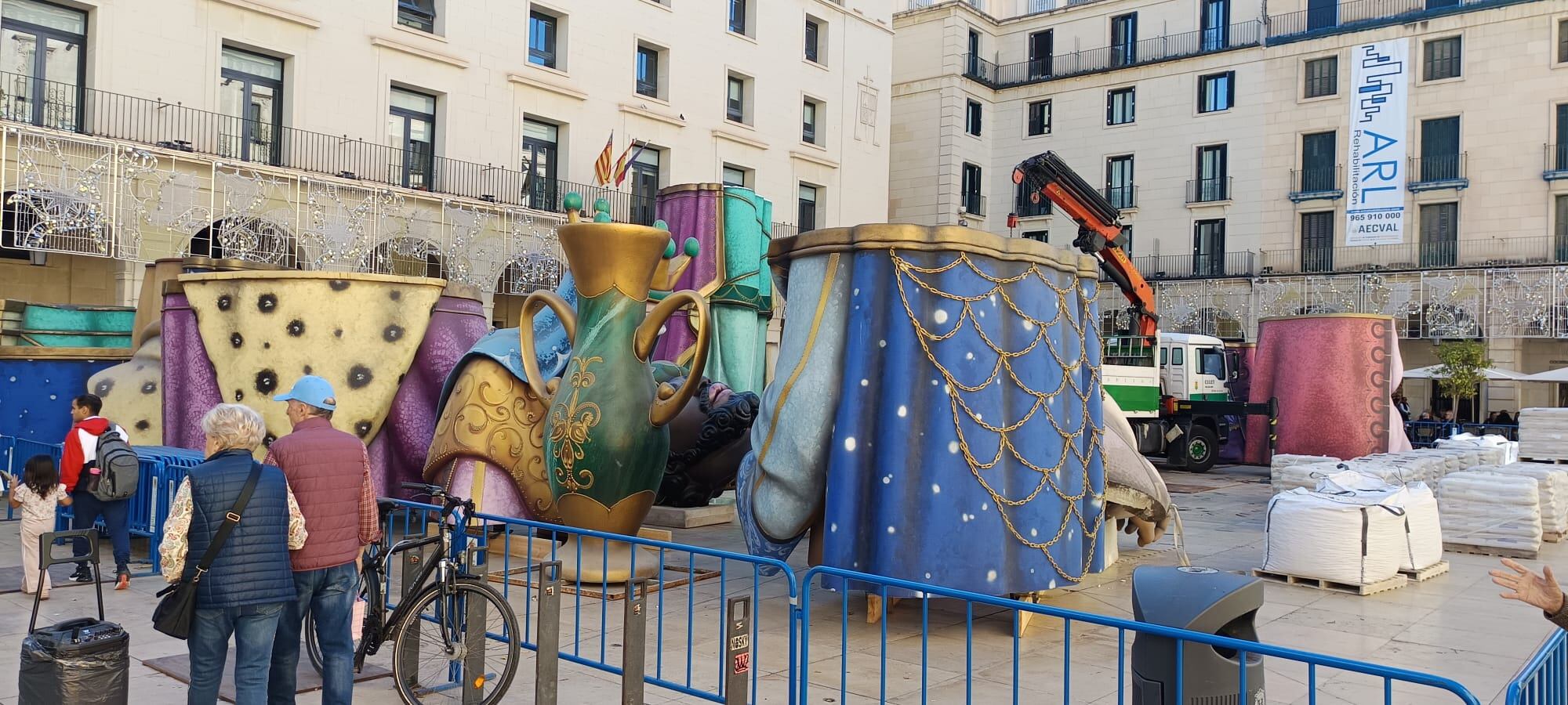 Montaje del Belén Gigante en la plaza del Ayuntamiento de Alicante para las navidades de 2025