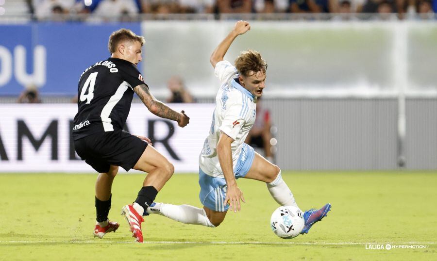Dani Gómez pugna por un balón
