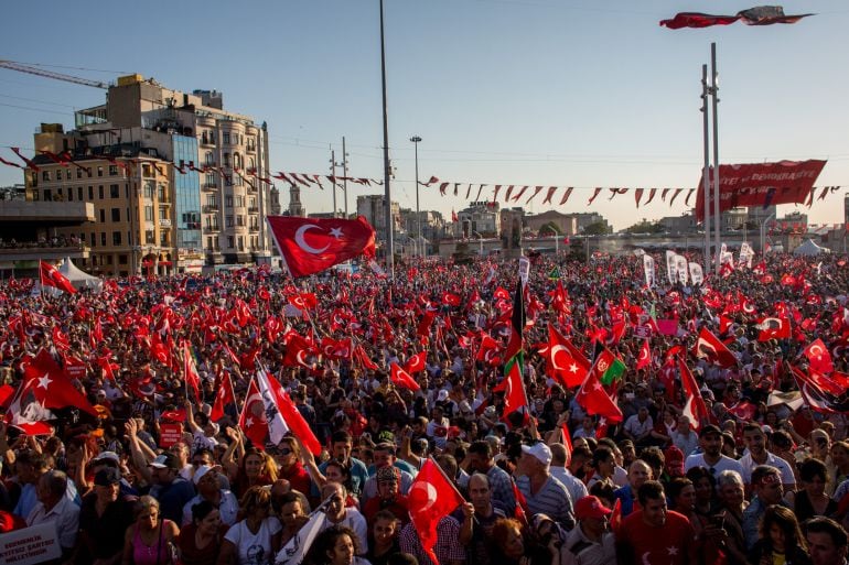 Multitudinaria protesta en la plaza Taksim tras el fallido golpe de Estado