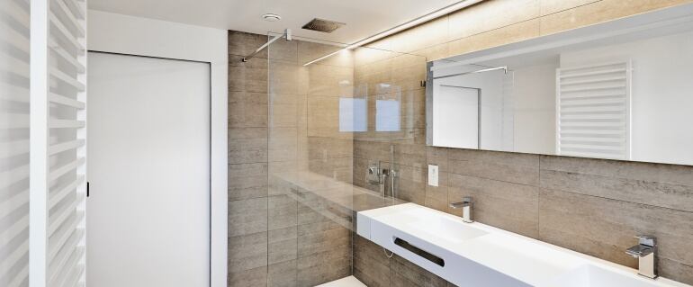 Los baños del Aeropuerto de Málaga son "familiares, mejor que mixtos", según la directiva Ángeles Álvarez.