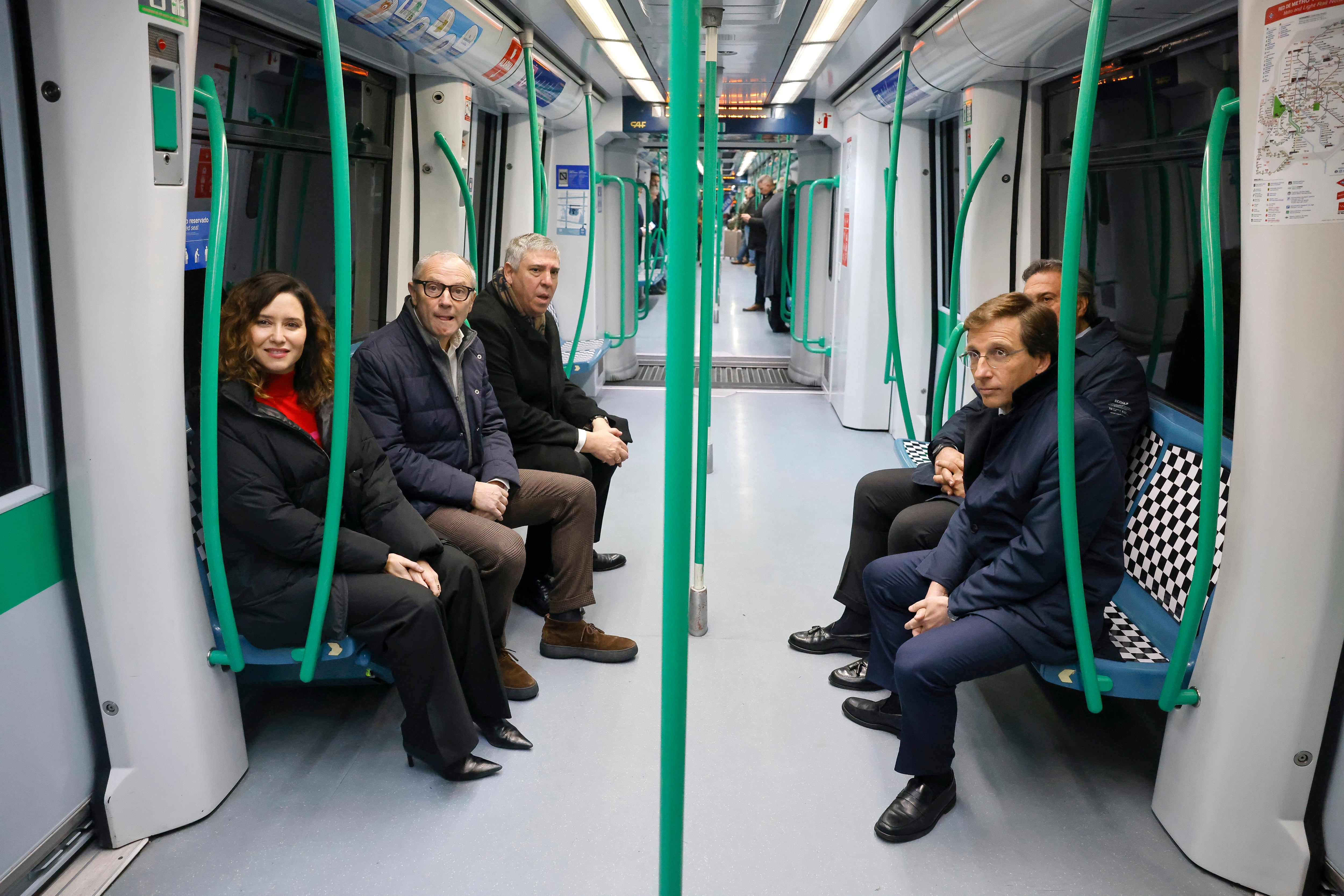 La presidenta de la Comunidad de Madrid, Isabel Díaz Ayuso (i), durante el trayecto en Metro entre el aeropuerto Adolfo Suárez-Barajas e IFEMA para asistir al acto de presentación de la Fórmula 1.