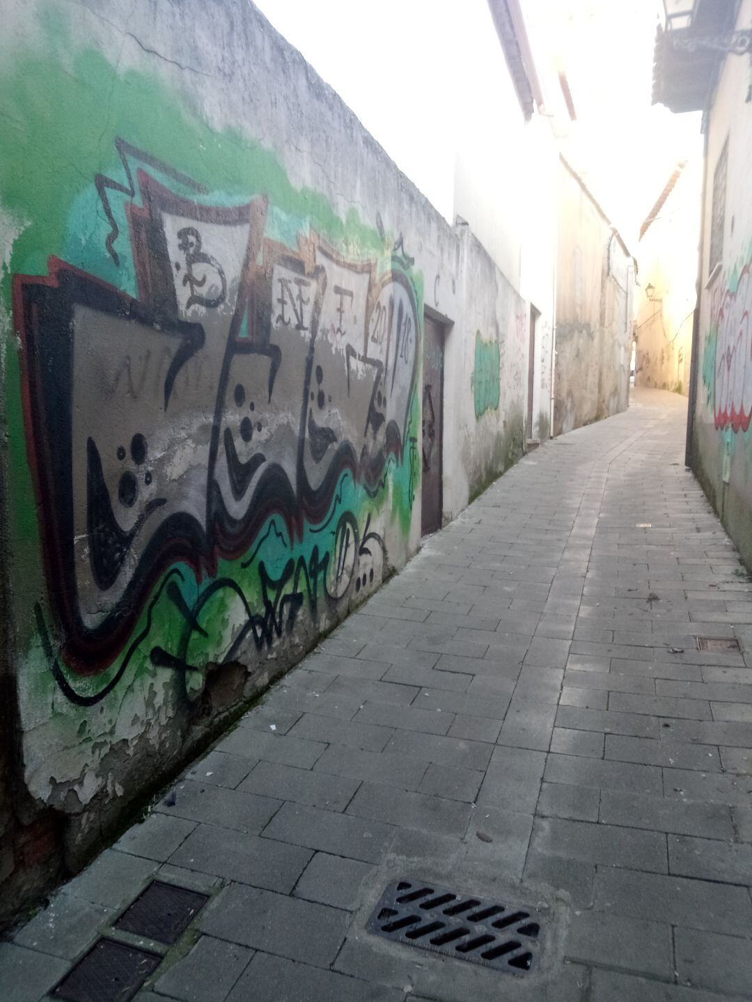 Pintadas en una pared de una vía de la villa