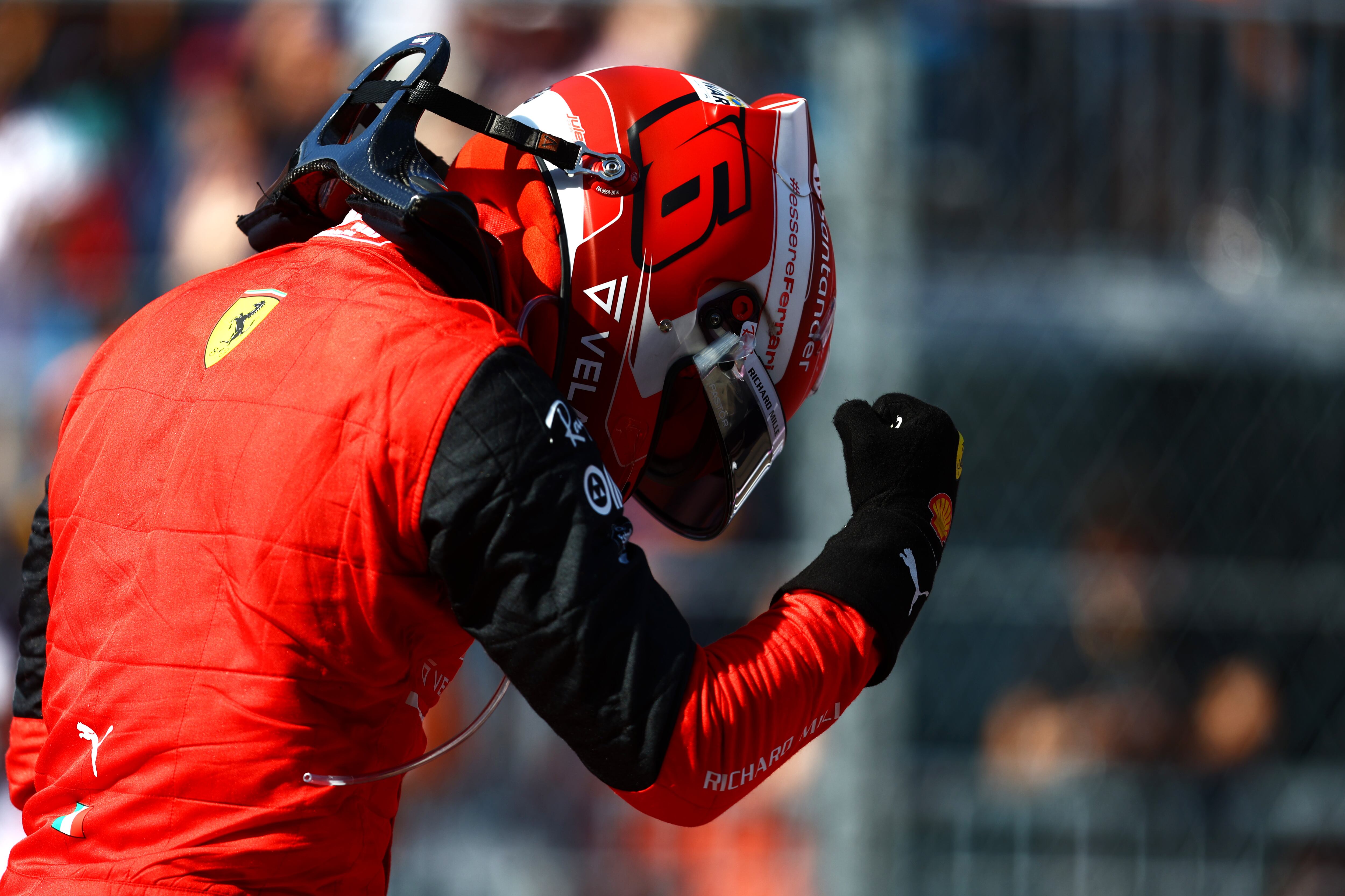 Charles Leclerc celebrando la pole del GP de Miami.